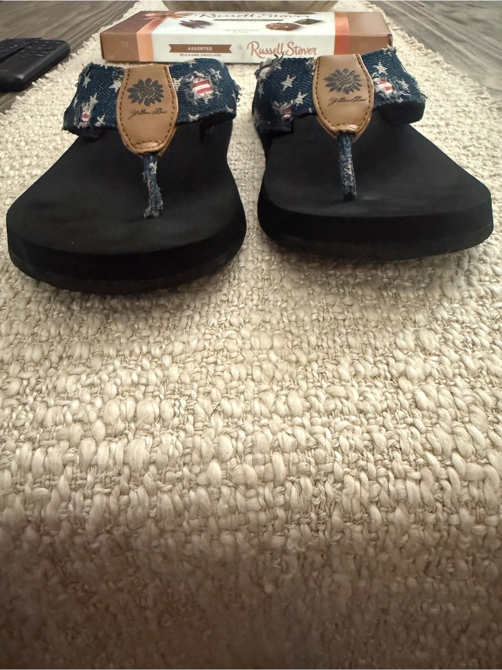 Yellow Box Navy Star & Flag Print Flip Flops with Tan Trim. Size 8. - Picture 4 of 9